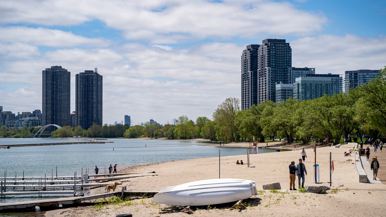 Scenic View of Sunnyside Beach in Toronto. (Shutterstock)