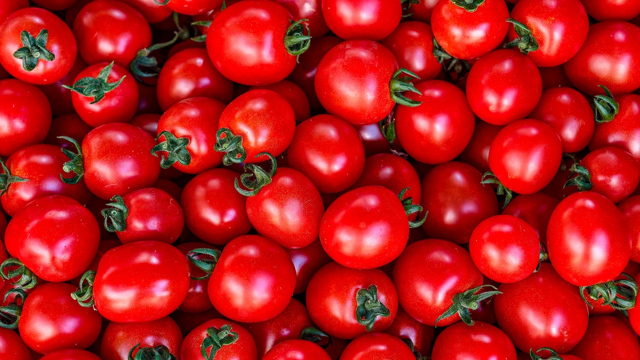 A pile of cherry tomatoes