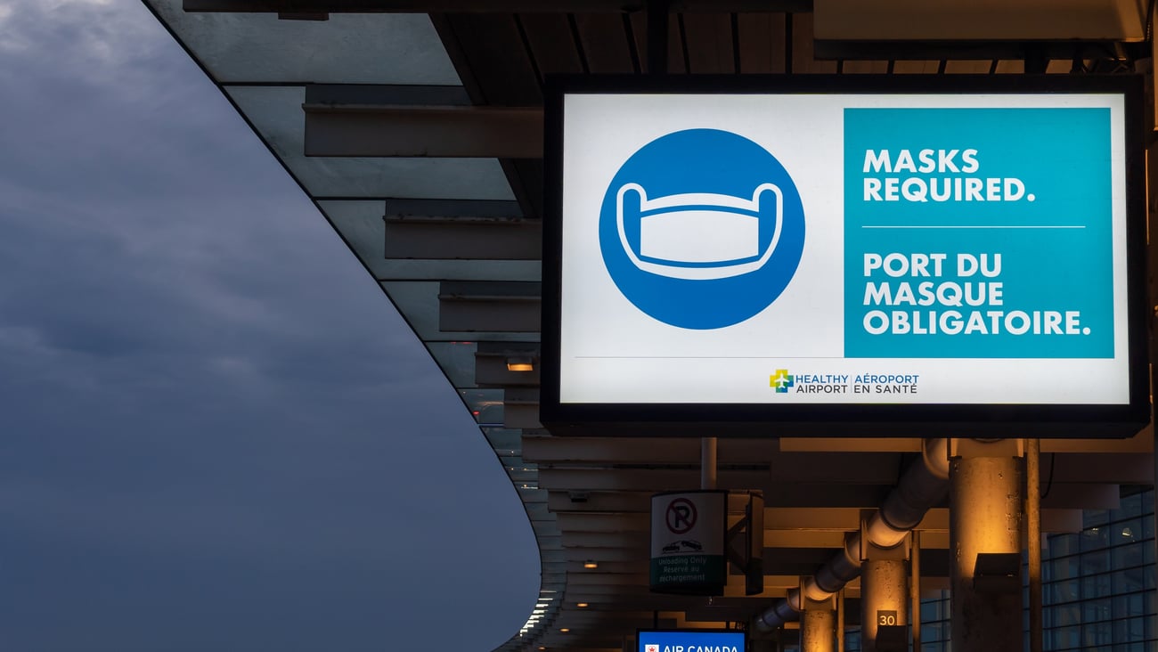 A sign at Toronto Pearson Airport requiring the use of face masks during the COVID-19 pandemic.