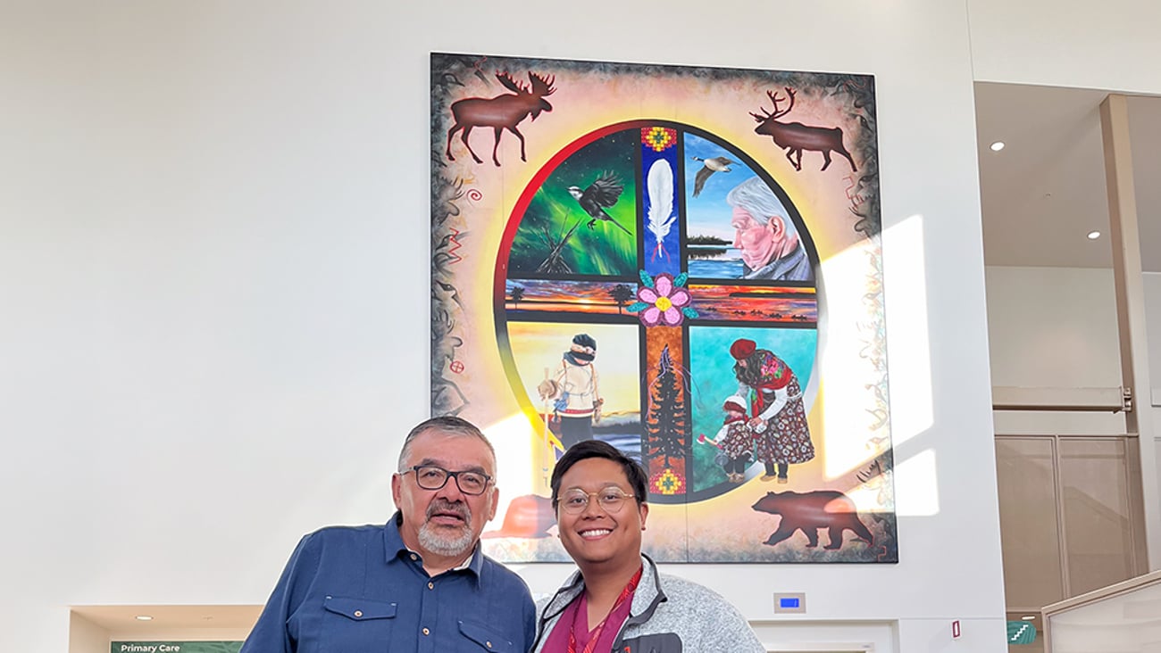 David Cheecho, co-founder of the Wiichihiiwewin Centre in Waskaganish, meets with McGill medical student Aiman Hadif Bin Abdul Razak during his placement. (Image by Dominique Archambault)
