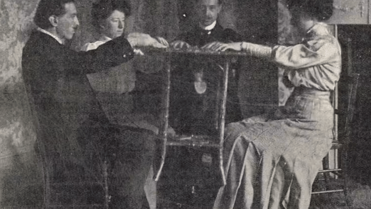 A Victorian-era séance. (Pearson's Magazine, 1910)