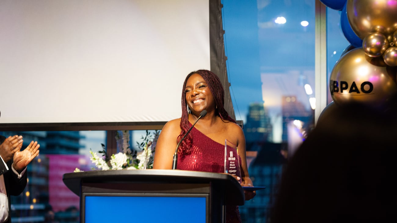 Dr. Zainab Abdurrahman, President Elect of the Ontario Medical Association accepting an award