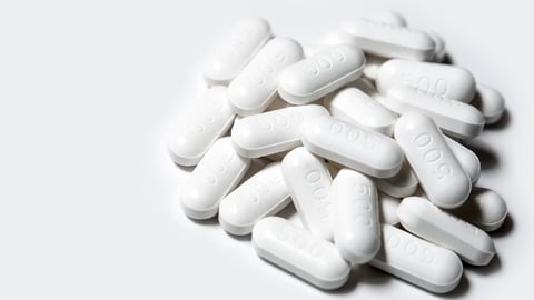 white pills acetaminophen tylenol labelled 500 on grey background ulcer risk